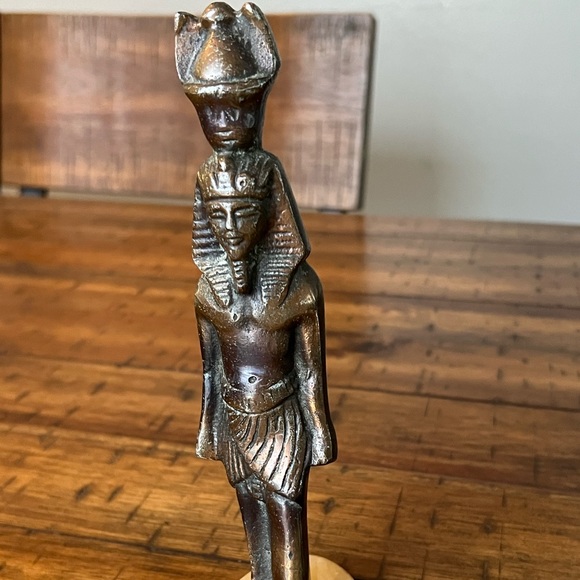 Egyptian Pharaoh Sculpture - Picture 2 of 8